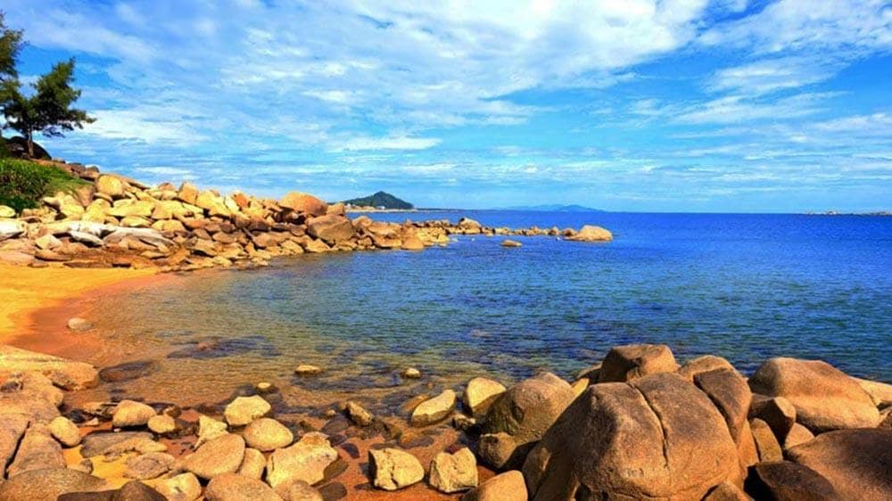 Đảo Hòn Bớc thuộc cụm đảo nhỏ nằm ngoài khơi biển Thiên Cầm, cách bãi biển vài trăm mét.